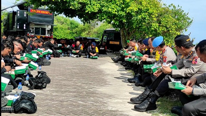 Sigit nampak sempat menuju area tenda tersebut. Namun karena melihat para Korps Brimob yang makan duduk lesehan di bawah, Sigit langsung mengajak para Pati untuk sama-sama makan di bawah. Seluruh Pati dan perwira menengah (pamen) lalu mengikuti jejak Sigit yang makan lesehan bareng Korps Brimob. Foto: I Wayan Sui Suadnyana Sigit nampak sempat menuju area tenda tersebut. Namun karena melihat para Korps Brimob yang makan duduk lesehan di bawah, Sigit langsung mengajak para Pati untuk sama-sama makan di bawah. Seluruh Pati dan perwira menengah (pamen) lalu mengikuti jejak Sigit yang makan lesehan bareng Korps Brimob. Foto: I Wayan Sui Suadnyana