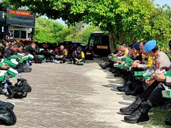 Foto: Sigit nampak sempat menuju area tenda tersebut. Namun karena melihat para Korps Brimob yang makan duduk lesehan di bawah, Sigit langsung mengajak para Pati untuk sama-sama makan di bawah. Seluruh Pati dan perwira menengah (pamen) lalu mengikuti jejak Sigit yang makan lesehan bareng Korps Brimob. Foto: I Wayan Sui Suadnyana