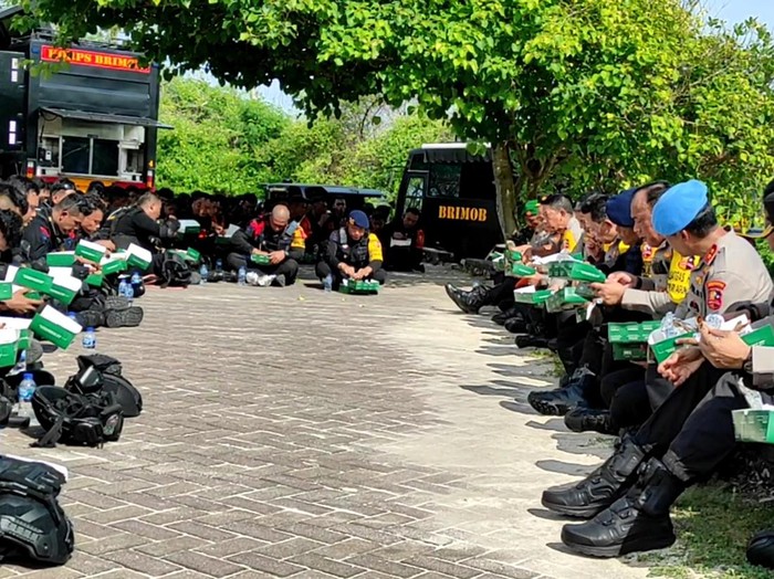 Sigit nampak sempat menuju area tenda tersebut. Namun karena melihat para Korps Brimob yang makan duduk lesehan di bawah, Sigit langsung mengajak para Pati untuk sama-sama makan di bawah. Seluruh Pati dan perwira menengah (pamen) lalu mengikuti jejak Sigit yang makan lesehan bareng Korps Brimob. Foto: I Wayan Sui Suadnyana