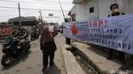 Petugas KCI Gelar Aksi Dahulukan Kereta untuk Cegah Kecelakaan