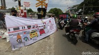 Sejumlah kendaraan melintas di perlintasan stasiun Pondok Ranji, Ciputat Timur, Tangerang Selatan, Sabtu (12/11/2022).