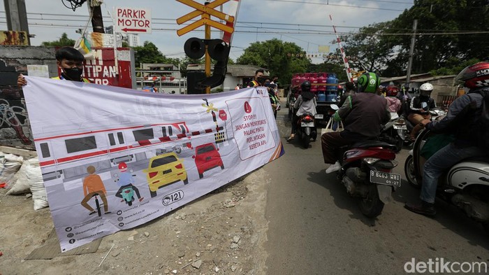 Sosialisasi Dahulukan Kereta, Cegah Kecelakaan di Perlintasan Sebidang Maraknya kecelakaan terjadi akibat menerobos palang kereta. Petugas PT Kereta Commuter Indonesia melakukan sosialisasi dahulukan kereta lewat kepada pengendara.