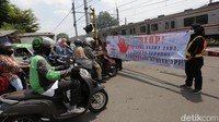 Setiap kereta api yang lewat wajib didahulukan oleh pengendara kendaraan roda dua maupun empat.