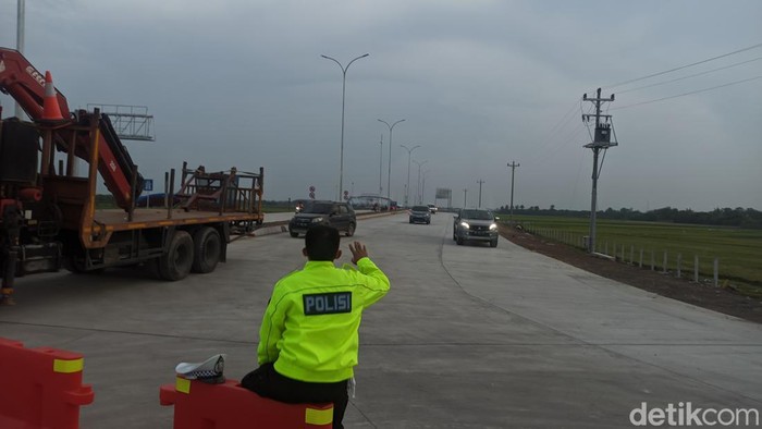 Suasana di exit tol Kadilangu setelah Tol Semarang-Demak dibuka sebagai jalur alternatif, Sabtu (12/11/2022) sore. Suasana di exit tol Kadilangu setelah Tol Semarang-Demak dibuka sebagai jalur alternatif, Sabtu (12/11/2022) sore.