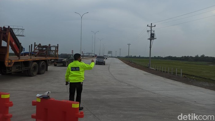 Suasana di exit tol Kadilangu setelah Tol Semarang-Demak dibuka sebagai jalur alternatif, Sabtu (12/11/2022) sore. Suasana di exit tol Kadilangu setelah Tol Semarang-Demak dibuka sebagai jalur alternatif, Sabtu (12/11/2022) sore.