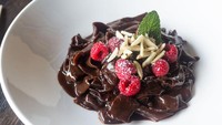 Hmm… Tampilannya cukup aneh ya? Ini sebenarnya selai Nutella asal Australia yang biasanya hanya dimakan dengan tambahan almond dan raspberry. Foto: tailypress.com 