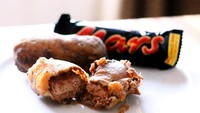 Biasanya cokelat dimakan langsung begitu saja. Tetapi tidak dengan cokelat dari Malaysia yang harus digoreng dengan tepung terlebih dahulu nih. Foto: tailypress.com