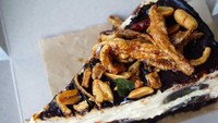 Ada lagi kreasi dessert unik asal Malaysia. Kue cheesecake ini dibuat dengan bahan-bahan unik seperti telur bitan, ikan bilis, hingga kacang. Rasanya seperti apa ya? Foto: tailypress.com 