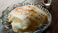 Bagaimana jika ayam dicampur dengan puding? Itulah kombinasi yang ada pada dessert asal Turki ini. Dada ayam dicampur dengan tepung, susu, gula hingga jadi pudding. Foto: tailypress.com 