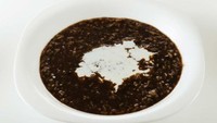 Di Filipina, nasi bukan hanya jadi makanan pokok tapi bisa juga diolah jadi dessert seperti hidangan Champorado ini. Anehnya bubur hitam itu biasanya dimakan dengan ikan asin loh. Foto: thebesttravelplaces.com