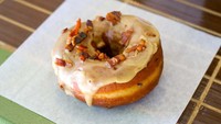 Donat memang menjadi makanan kegemaran orang Amerika. Sampai-sampai donat pun dikreasikan jadi hidangan aneh karena ditambah dengan daging bacon nih. Mau coba? Foto: thebesttravelplaces.com