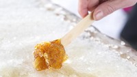 Maple Taffy, dessert asal Kanada yang punya bentuk unik. Sirup maple itu bukan dipakai untuk topping pancake, melainkan dijadikan permen stik loh. Foto: tailypress.com 