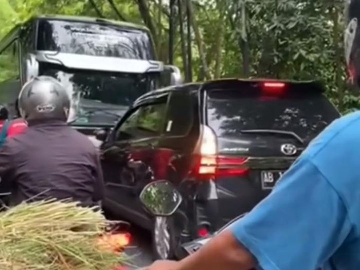 Tangkapan layar video dari akun Instagram @merapi_uncover yang menunjukkan mobil pribadi terpaksa berjalan mundur usai melawan arus di Jalan Jogja-Wonosari, Piyungan, Bantul, pada Jumat (11/11/2022).