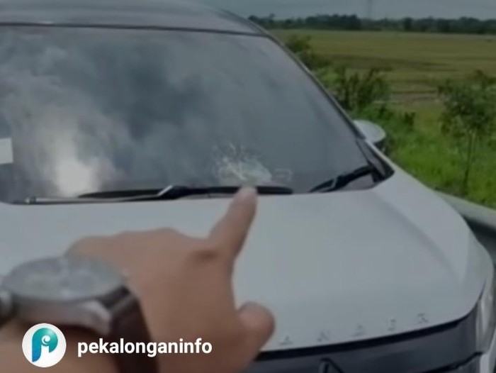 Tangkapan layar video kaca mobil yang retak usai dilempar batu di tol Pekalongan-Batang, Sabtu (12/11/2022) pukul 10.00 WIB.
