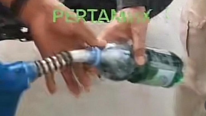Tangkapan layar video viral SPBU di Buton Utara, Sultra diduga menjual pertalite pakai dispenser pertamax.