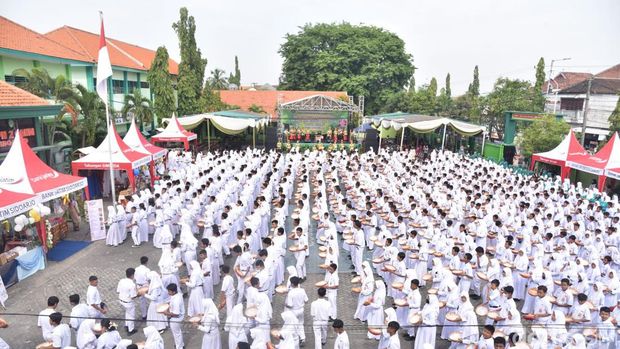 Tari kolosal Ngoyek Kupang Sidoarjo libatkan ribuan siswa SMP Sidoarjo hingga pecahkan rekor MURI