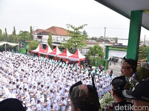 Tari Ngoyek Kupang Libatkan Ribuan Siswa Sidoarjo Pecahkan Rekor MURI