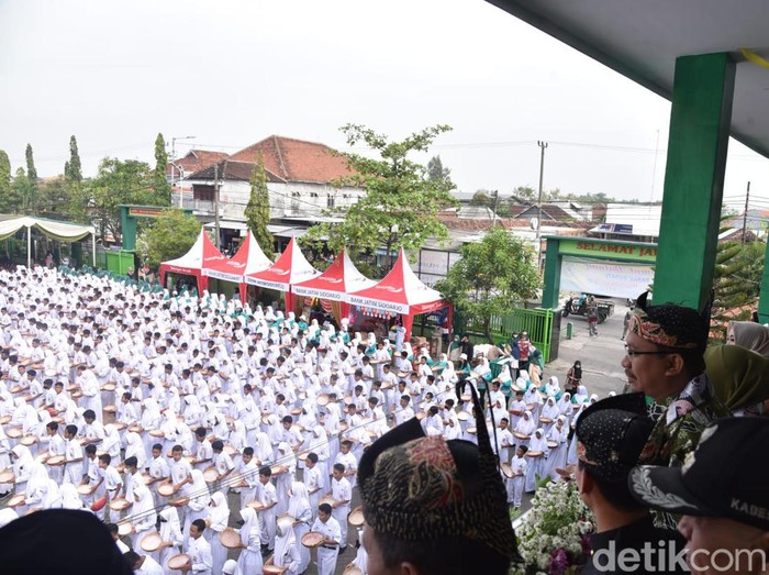 Tari kolosal Ngoyek Kupang Sidoarjo libatkan ribuan siswa SMP Sidoarjo hingga pecahkan rekor MURI