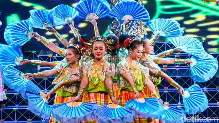 Pementasan spektakuler dari ratusan seniman dan musisi bertema Pagelaran Sabang Merauke kembali digelar di Ciputra Artpreneur, Jakarta, Jumat (11/11).