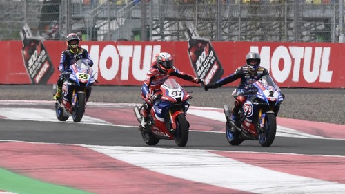 Pembalap tim Aruba.It Racing-Ducati Alvaro Bautista (kiri) mencium motornya dekat pebalap tim Pata Yamaha With BRIXX Toprak Razgatlioglu (kanan) usai menyelesaikan Race 1 WSBK 2022 di Pertamina Mandalika International Street Circuit di KEK Mandalika, Desa Kuta, Kecamatan Pujut, Praya, Lombok Tengah, NTB, Sabtu (12/11/2022). Toprak Razgatlioglu tampil dominan dan berhasil memenangi balapan pertama (Race 1) dan sekaligus balapan ke-900 bagi World Superbike (WSBK) yang berlangsung di Sirkuit Internasional Mandalika.ANTARA FOTO/Ahmad Subaidi/tom.