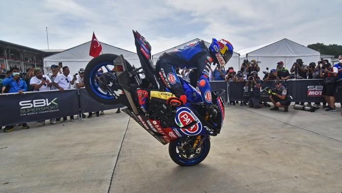 TOPRAK JUARA RACE PERTAMA WSBK MANDALIKA Pembalap tim Aruba.It Racing-Ducati Alvaro Bautista (kiri) mencium motornya dekat pebalap tim Pata Yamaha With BRIXX Toprak Razgatlioglu (kanan) usai menyelesaikan Race 1 WSBK 2022 di Pertamina Mandalika International Street Circuit di KEK Mandalika, Desa Kuta, Kecamatan Pujut, Praya, Lombok Tengah, NTB, Sabtu (12/11/2022). Toprak Razgatlioglu tampil dominan dan berhasil memenangi balapan pertama (Race 1) dan sekaligus balapan ke-900 bagi World Superbike (WSBK) yang berlangsung di Sirkuit Internasional Mandalika.ANTARA FOTO/Ahmad Subaidi/tom.