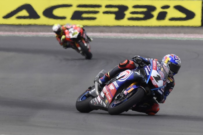 Pembalap tim Aruba.It Racing-Ducati Alvaro Bautista (kiri) mencium motornya dekat pebalap tim Pata Yamaha With BRIXX Toprak Razgatlioglu (kanan) usai menyelesaikan Race 1 WSBK 2022 di Pertamina Mandalika International Street Circuit di KEK Mandalika, Desa Kuta, Kecamatan Pujut, Praya, Lombok Tengah, NTB, Sabtu (12/11/2022). Toprak Razgatlioglu tampil dominan dan berhasil memenangi balapan pertama (Race 1) dan sekaligus balapan ke-900 bagi World Superbike (WSBK) yang berlangsung di Sirkuit Internasional Mandalika.ANTARA FOTO/Ahmad Subaidi/tom.