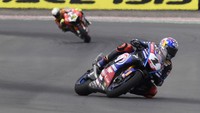 Toprak yang tampil dominan sejak awal sukses mengasapi motor Alvaro Bautista dan Jonathan Rea di belakangnya.