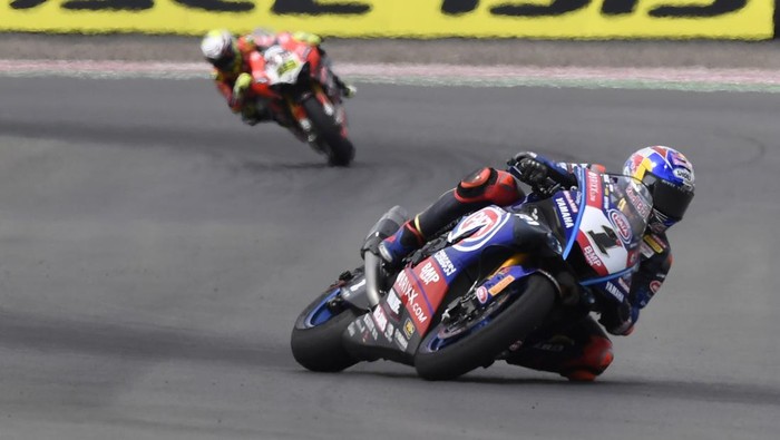 Pembalap tim Aruba.It Racing-Ducati Alvaro Bautista (kiri) mencium motornya dekat pebalap tim Pata Yamaha With BRIXX Toprak Razgatlioglu (kanan) usai menyelesaikan Race 1 WSBK 2022 di Pertamina Mandalika International Street Circuit di KEK Mandalika, Desa Kuta, Kecamatan Pujut, Praya, Lombok Tengah, NTB, Sabtu (12/11/2022). Toprak Razgatlioglu tampil dominan dan berhasil memenangi balapan pertama (Race 1) dan sekaligus balapan ke-900 bagi World Superbike (WSBK) yang berlangsung di Sirkuit Internasional Mandalika.ANTARA FOTO/Ahmad Subaidi/tom.