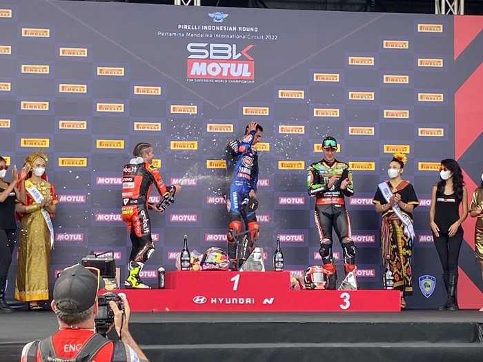 Toprak Razgatlioglu saat disemprot sampanye oleh Alvaro Bautista di paddock WSBK 2022