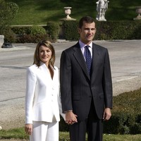 Seperti Kate Middleton, perempuan bernama lengkap Letizia Ortiz Rocasolano ini bukan berdarah biru. Ia seorang rakyat biasa yang berprofesi sebagai wartawan saat bertemu Pangeran Felipe, anak Raja Juan Carlos I. Saat mengumumkan pertunangan mereka pada 6 November 2003, Letizia memperkenalkan diri ke khalayak dengan gayanya yang konservatif dalam balutan pantsuit putih polos. (Foto: Getty Images/Carlos Alvarez)