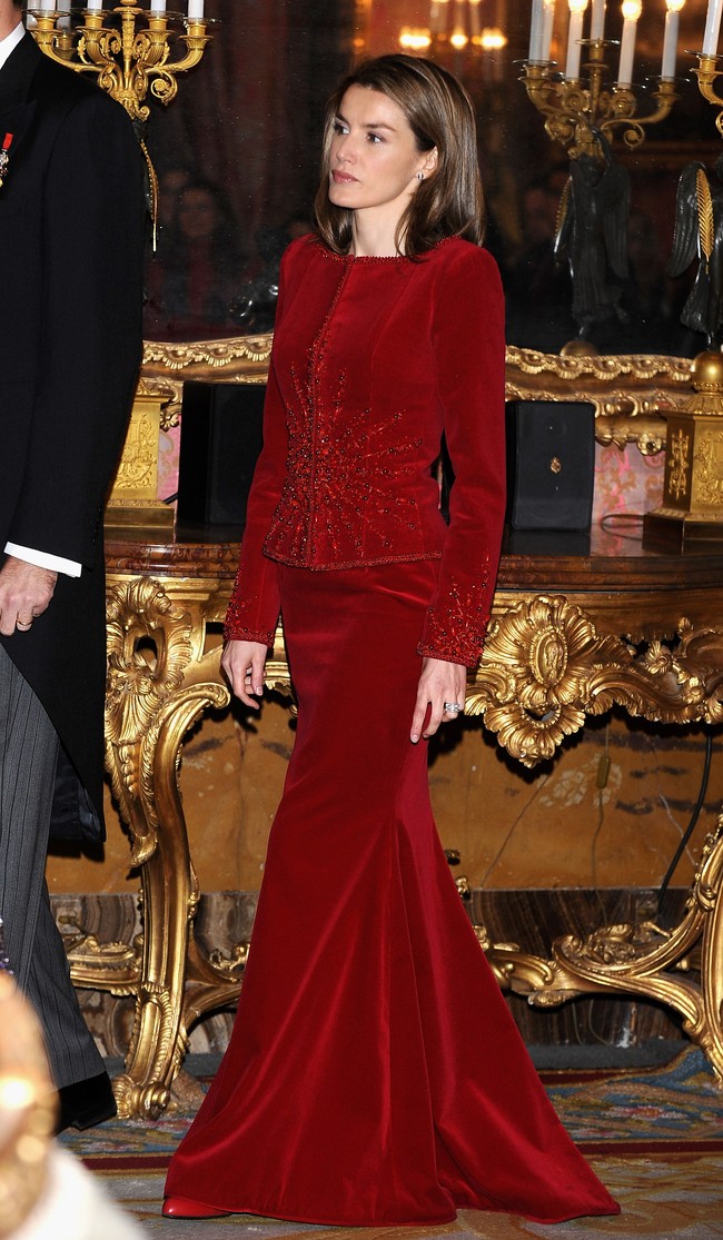 Setelah menikah dengan Pangeran Felipe pada 2004, Letizia resmi menyandang gelar putri. Untuk urusan gaya, Letizia lebih bermain aman dengan busana-busana yang cenderung tertutup. (Foto: Getty Images/Carlos Alvarez)