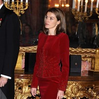 Setelah menikah dengan Pangeran Felipe pada 2004, Letizia resmi menyandang gelar putri. Untuk urusan gaya, Letizia lebih bermain aman dengan busana-busana yang cenderung tertutup. (Foto: Getty Images/Carlos Alvarez)