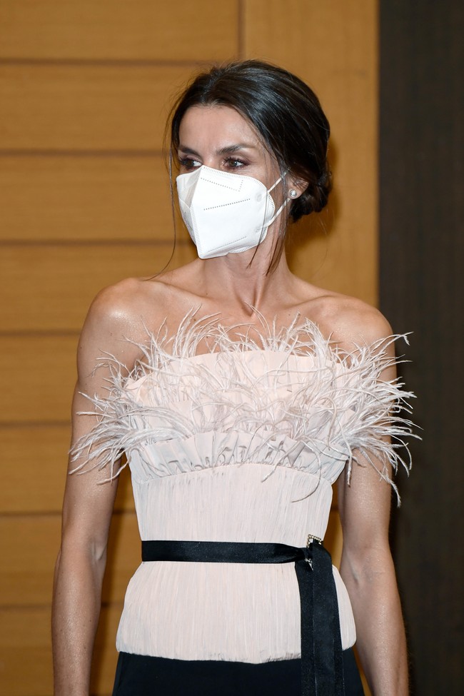 Namun, kritikan-kritikan yang membanjirinya tak menghalangi Ratu Letizia untuk tetap setia dengan jati diri dan selera gayanya. Ia makin sering tampil dengan gaun pendek ataupun atasan off-shoulder yang secara memamerkan keindahan bahunya. (Foto: Getty Images/Carlos Alvarez)