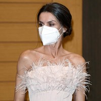 Namun, kritikan-kritikan yang membanjirinya tak menghalangi Ratu Letizia untuk tetap setia dengan jati diri dan selera gayanya. Ia makin sering tampil dengan gaun pendek ataupun atasan off-shoulder yang secara memamerkan keindahan bahunya. (Foto: Getty Images/Carlos Alvarez)