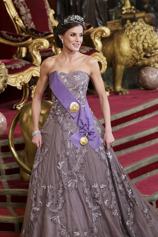 Letizia, yang kini menjadi Ratu Spanyol setelah Felipe naik takhta pada 19 Juni 2014, dikenal karena kecerdasannya serta selera fashion elegan. Ia sering disebut sebagai wanita kerajaan paling glamour di dunia. Letizia kerap mengenakan pakaian dari perancang terkenal seperti Hugo Boss, namun juga tidak ragu mengenakan merek-merek high-street seperti Mango dan Zara. Foto: Getty Images/Pool