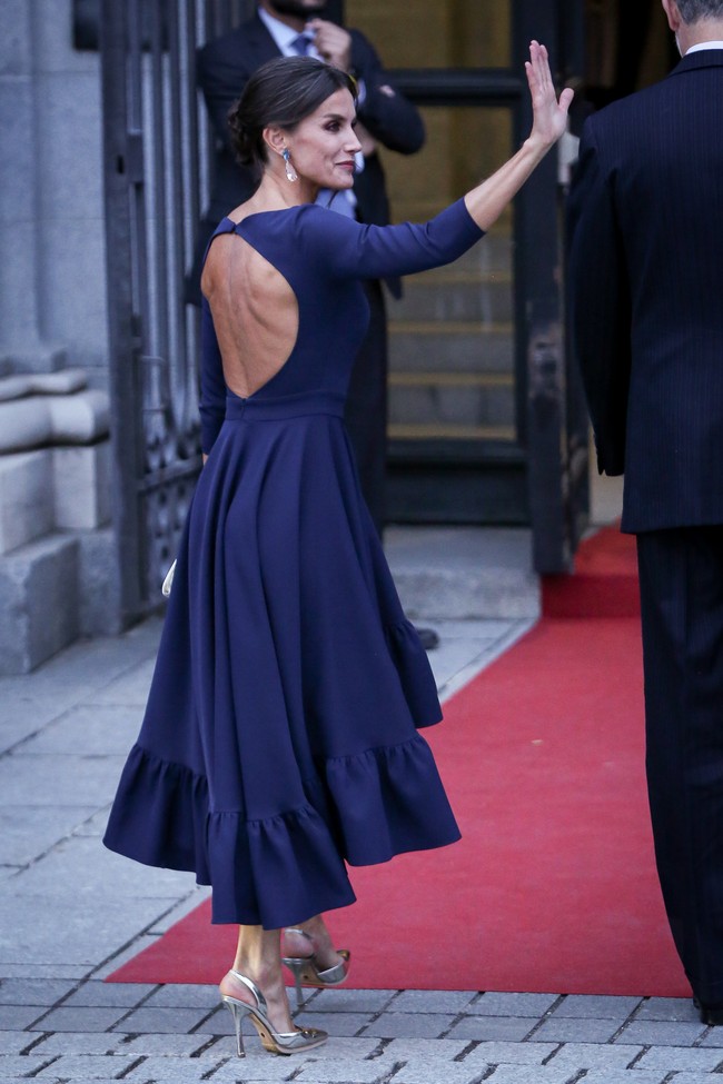 Busana dengan detail cut-out pada bagian perut atau backless termasuk favoritnya. Memakai busana tersebut menjadi salah satu cara Ratu Letizia untuk tampil seksi tanpa harus terlalu vulgar. (Foto: WireImage/Paolo Blocco)