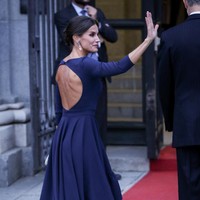 Busana dengan detail cut-out pada bagian perut atau backless termasuk favoritnya. Memakai busana tersebut menjadi salah satu cara Ratu Letizia untuk tampil seksi tanpa harus terlalu vulgar. (Foto: WireImage/Paolo Blocco)