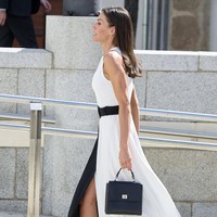 Kakinya terlalu terekspos, yang mana sangat tidak pantas untuk seorang ratu. Seperti banyak orang yang bilang terlalu seksi, terlalu girly, dan terlalu kemudaan. Mungkin cocok untuk dipakai saat kencan bersama Felipe, tapi tidak buat acara resmi kerajaan, tulis seorang netizen mengkritik penampilannya seperti dikutip Glamor. (Foto: Getty Images/Carlos Alvarez)