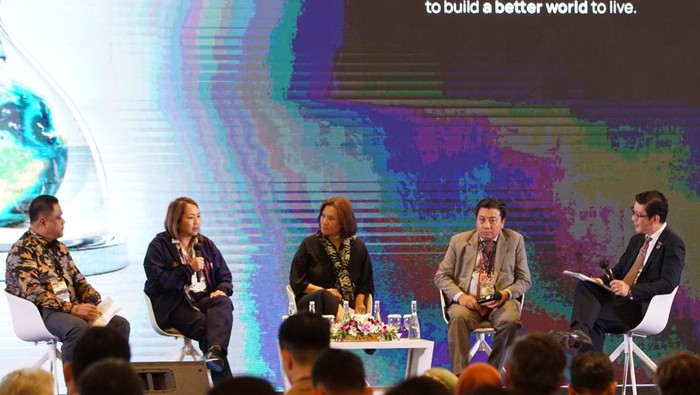 Upaya Tata Kelola Keberlanjutan dan Mitigasi Iklim di Net Zero Summit Produsen serat, pulp dan kertas yang beroperasi di Provinsi Riau, APRIL Group membagikan tata kelola berkelanjutan perusahaan yang erat kaitannya dengan mitigasi iklim dalam panel Net Zero Summit, yang menjadi rangkaian acara B20 di Bali.