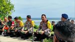 4 Potret Kapolri Makan Lesehan Bareng Brimob di Pos Pengamanan KTT G20