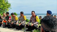 Foto: Usai melakukan pengecekan itulah Sigit kemudian memanfaatkan kesempatan untuk makan bareng lesehan dengan para Korps Brimob. Sebenarnya, tim sudah menyediakan area tenda untuk Kapolri, Kapolda Bali dan sejumlah perwira tinggi (Pati) lainnya untuk makan bersama. Tenda tersebut lengkap dengan kursi serta meja. Foto: I Wayan Sui Suadnyana