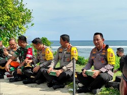 Foto: Usai melakukan pengecekan itulah Sigit kemudian memanfaatkan kesempatan untuk makan bareng lesehan dengan para Korps Brimob. Sebenarnya, tim sudah menyediakan area tenda untuk Kapolri, Kapolda Bali dan sejumlah perwira tinggi (Pati) lainnya untuk makan bersama. Tenda tersebut lengkap dengan kursi serta meja. Foto: I Wayan Sui Suadnyana