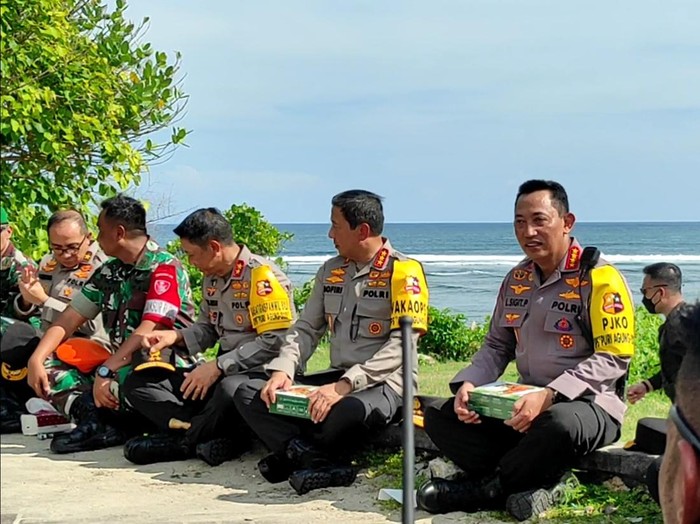 Usai melakukan pengecekan itulah Sigit kemudian memanfaatkan kesempatan untuk makan bareng lesehan dengan para Korps Brimob. Sebenarnya, tim sudah menyediakan area tenda untuk Kapolri, Kapolda Bali dan sejumlah perwira tinggi (Pati) lainnya untuk makan bersama. Tenda tersebut lengkap dengan kursi serta meja. Foto: I Wayan Sui Suadnyana
