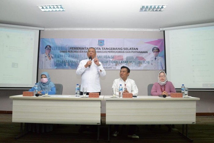 Wali Kota Pemkot Tangsel Benyamin Davnie