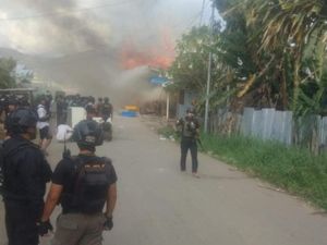 Anak Kecil Tewas Ditabrak Truk, Warga Dogiyai Ngamuk Bakar Rumah-Bacok Sopir