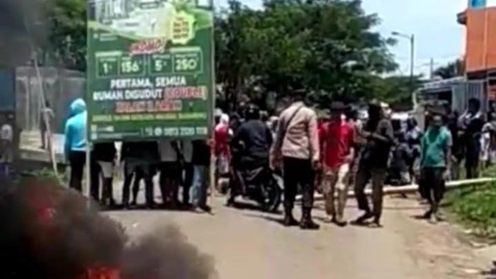 Warga di Takalar blokade Jalan Trans Sulawesi gegara dukungannya tak lolos menjadi jadi salah satu calon di Pilkades.