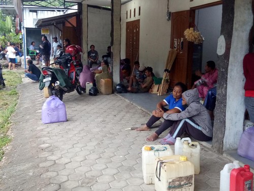 Warga Labuan Bajo antre membeli minyak tanah pangkalan minyak tanah Norma Yati Komplek SPBU Wardun Pasar Baru, Labuan Bajo, Sabtu (5/11/2022). Foto: Ambrosius Ardin