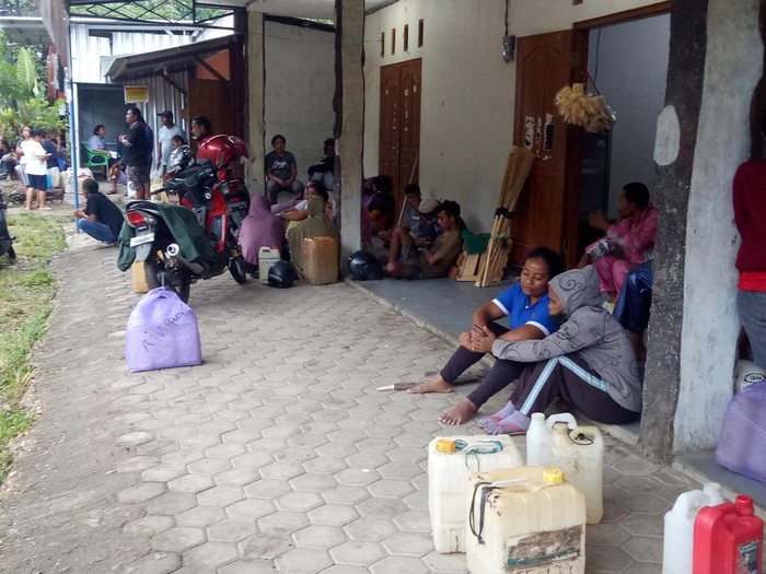 Warga Labuan Bajo antre membeli minyak tanah pangkalan minyak tanah Norma Yati Komplek SPBU Wardun Pasar Baru, Labuan Bajo, Sabtu (5/11/2022). Foto: Ambrosius Ardin
