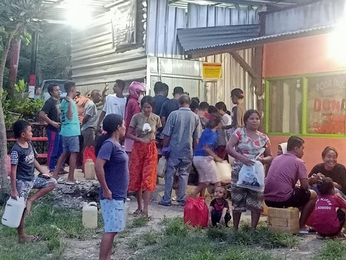 Warga Labuan Bajo antre membeli minyak tanah pangkalan minyak tanah Norma Yati Komplek SPBU Wardun Pasar Baru, Labuan Bajo, Sabtu (12/11/2022). Foto: Ambrosius Ardin