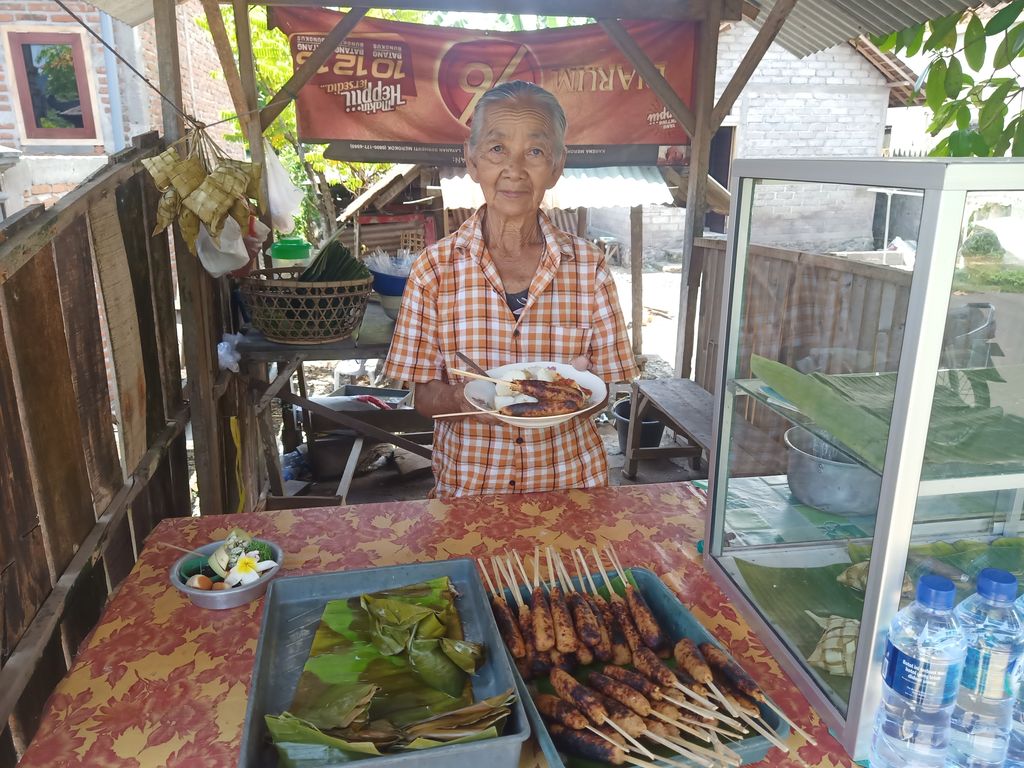 Warung sate lilit Mek Rame di Jalan Danau Sentani, Kelurahan Lelateng, Kecamatan Negara, Kabupaten Jembrana, Bali, Sabtu (12/11/2022). (I Putu Adi Budiastrawan/detikBali).